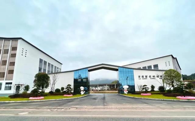 春日“硬核”新玩法 工业风打卡地邂逅西式糕点的妙趣体验